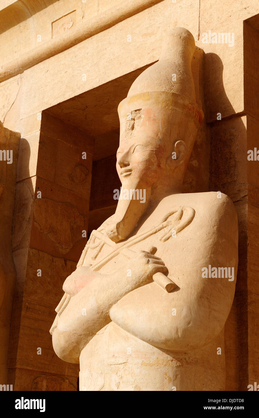 Osiride colossale statua della regina - tempio mortuario della Regina Hatshepsut a Deir el-Bahri, Luxor, Egitto Foto Stock