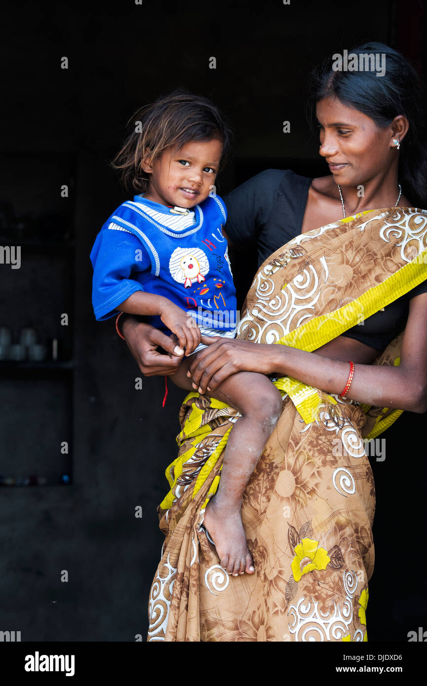 Sorridenti indiana rurale madre e figlio nella loro casa porta. Andhra Pradesh, India Foto Stock
