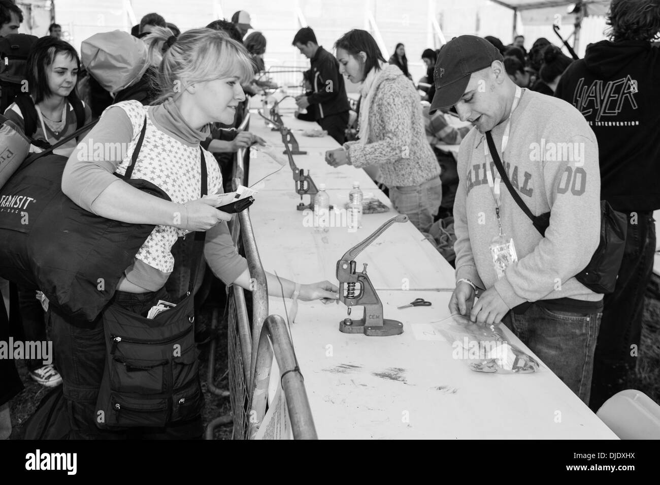 Titolari di biglietti per il Festival con braccialetti montati all'arrivo al Glastonbury Festival 2004, Worth Farm Somerset, Inghilterra, Regno Unito. Foto Stock