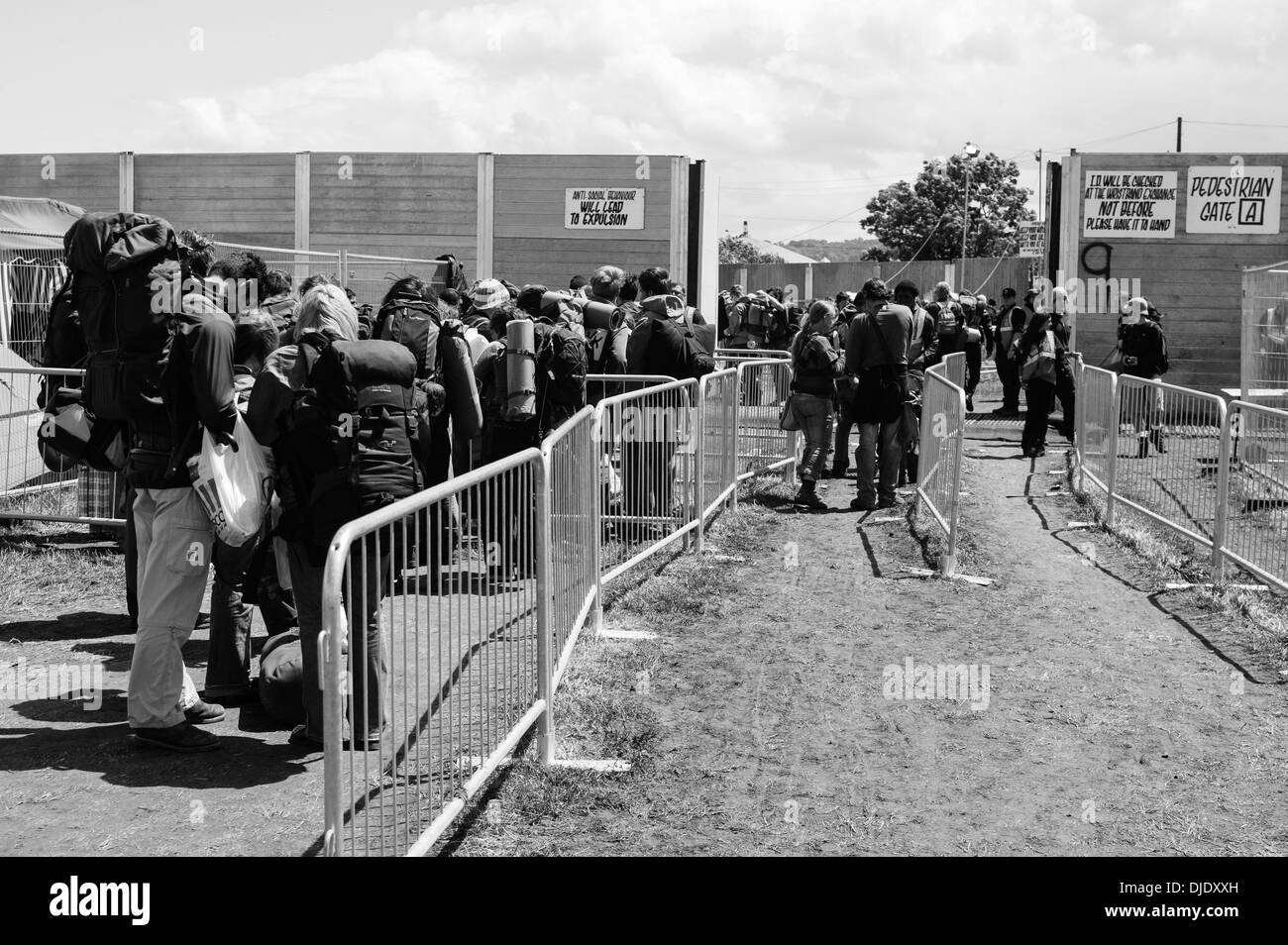 Cancello pedonale a Glastonbury festival 2004, l'azienda agricola degna, Pilton, Somerset, Inghilterra, Regno Unito. Foto Stock