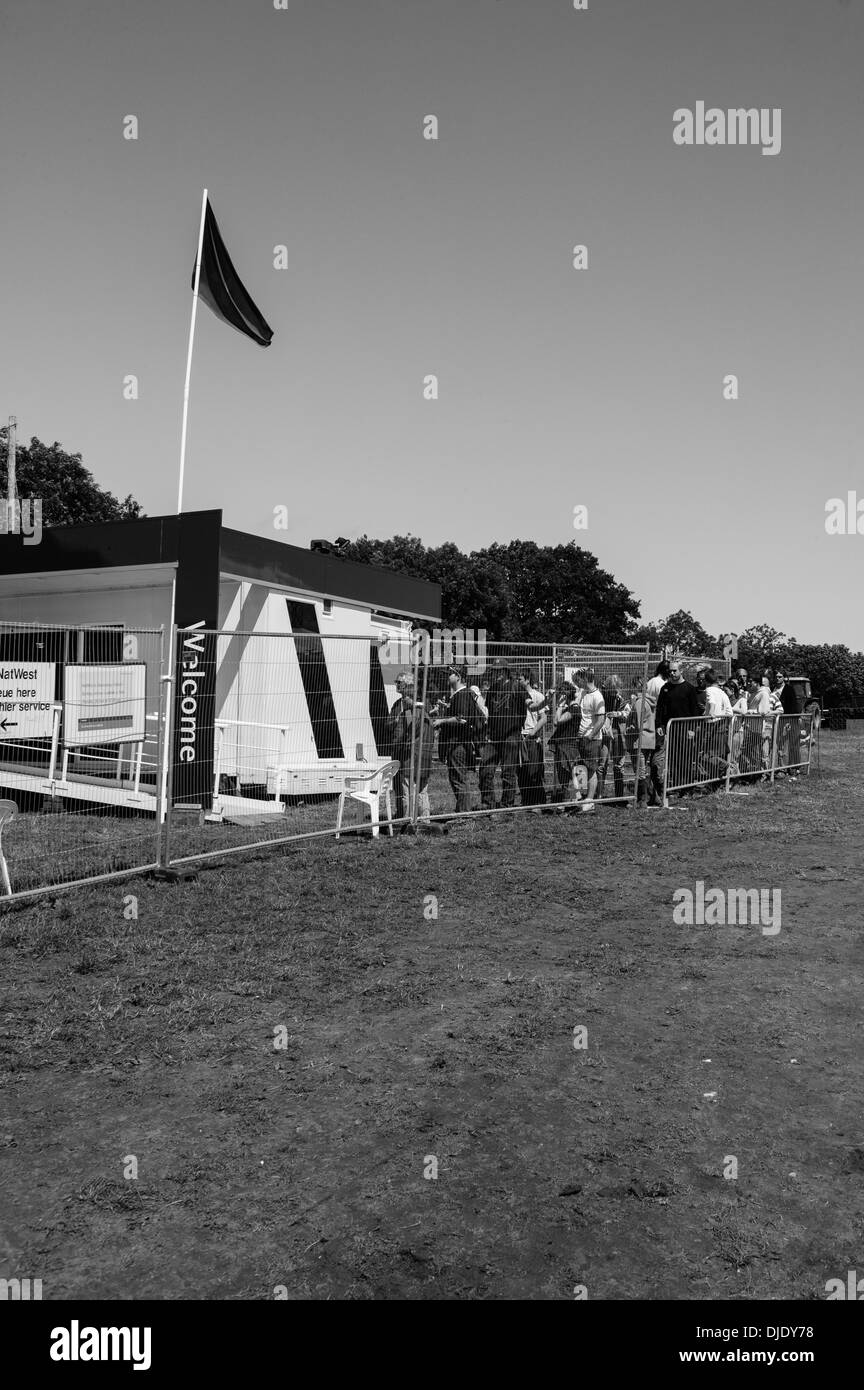 Punto di contanti presso il festival di Glastonbury 2004, l'azienda agricola degna, Pilton, Somerset, Inghilterra, Regno Unito. Foto Stock