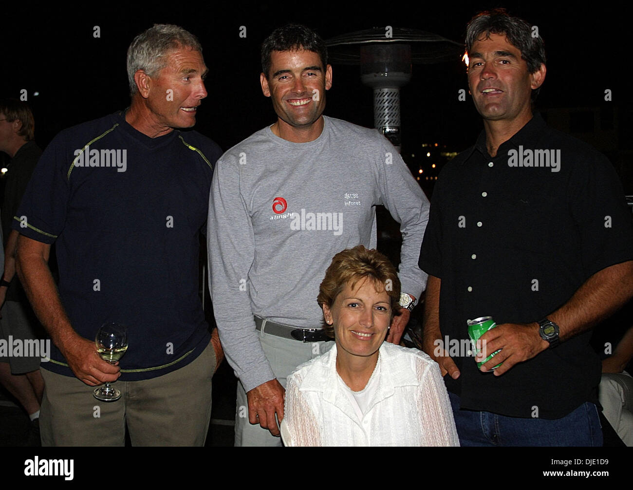 Jan 19, 2003; Auckland, Nuova Zelanda; team svizzero Alinghi capitano RUSSELL COUTTS celebra il suo Louis Vuitton Cup vincendo la vittoria con i suoi due fratelli e sua sorella. Foto Stock