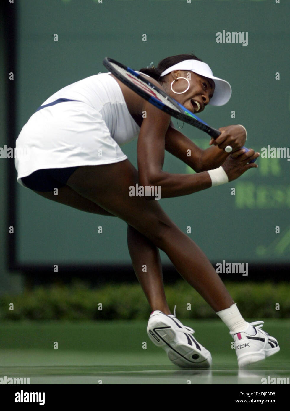 Mar 31, 2004; Key Biscayne, FL, Stati Uniti d'America; Tennis superstar Venus Williams guarda un ritorno nella sua perdita di Elena Dementieva in tre set 3-6, 7-5, 6-7. Foto Stock