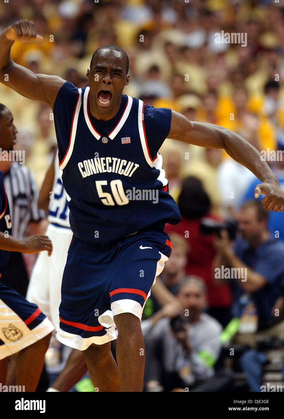 Apr 03, 2004; San Antonio, TX, Stati Uniti d'America; UCONN EMEKA OKAFOR reagisce dopo la realizzazione di uno dei due tiri liberi che mettere UCONN davanti al duca da quattro punti con pochi secondi a sinistra per conquistare il gioco durante la seconda metà di azione finale NCAA quattro semi-finale corrisponde al Alamodome Sabato, 3 aprile 2004. Foto Stock