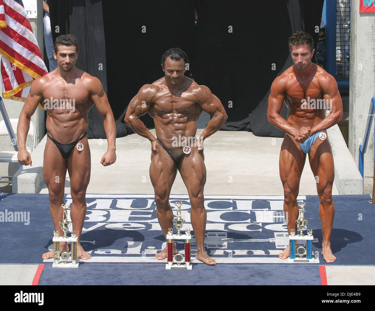 Jul 04, 2004; Venezia , California, USA; il sig. e la Sig.ra spiaggia muscolare bodybuilding concorrenza tenutasi il 4 luglio a Venice Beach. I vincitori degli uomini medi division colpire un comporta per i giudici. Foto Stock