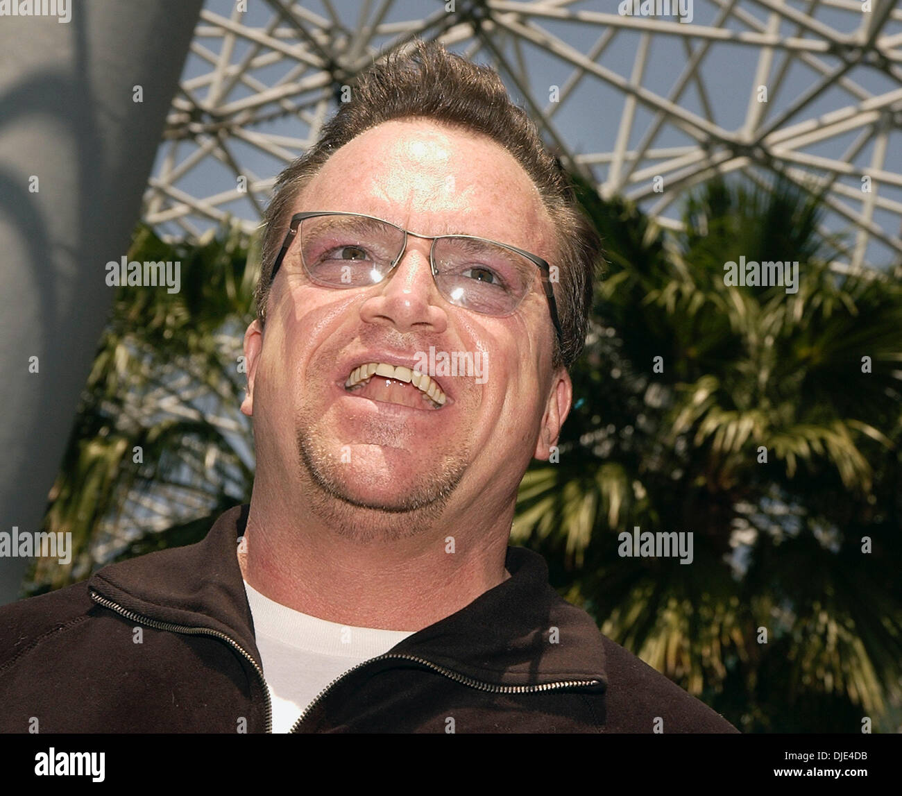 Aprile 22, 2004; Los Angeles, CA, Stati Uniti d'America; l'attore Tom Arnold a pesare in per il sabato le Vitali Klitschko e Corrie Sanders WBC Heavyweight titolo di lotta a Staples Center. Foto Stock