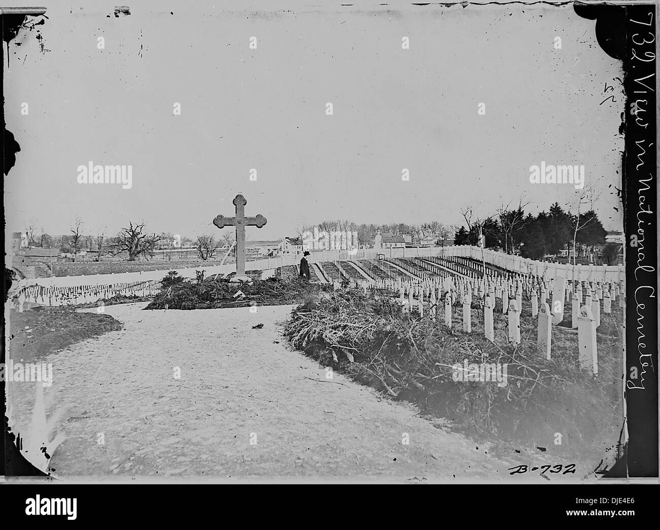 Una vista solenne di un cimitero nazionale, che segna un luogo di riposo per i soldati caduti, onorando il loro servizio e sacrificio. Foto Stock