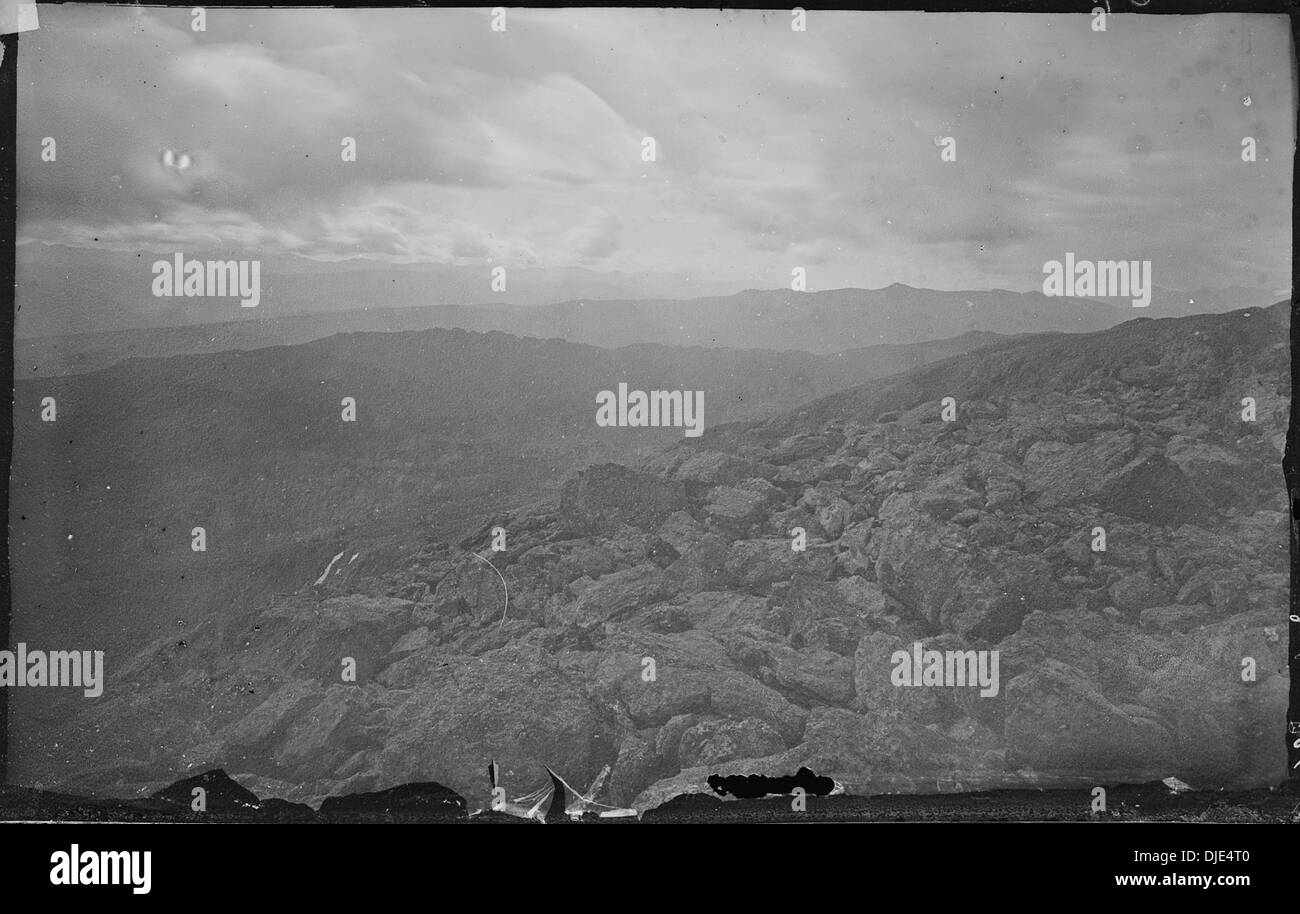 Una vista panoramica dal vicino Mount of the Holy Cross a Eagle County, Colorado, che mostra la splendida bellezza naturale del terreno montuoso della regione. Foto Stock