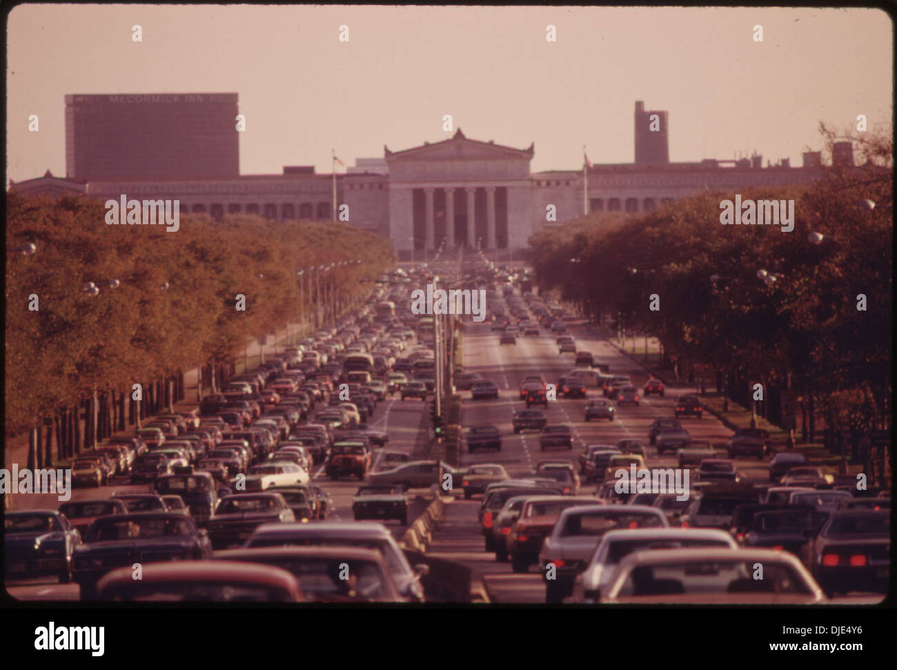 Una sezione di Lake Shore Drive a Chicago è raffigurata, conosciuta per le sue viste panoramiche e come una delle strade più iconiche della città. Corre lungo il lungomare, offrendo una vista privilegiata del lago e dello skyline. Foto Stock