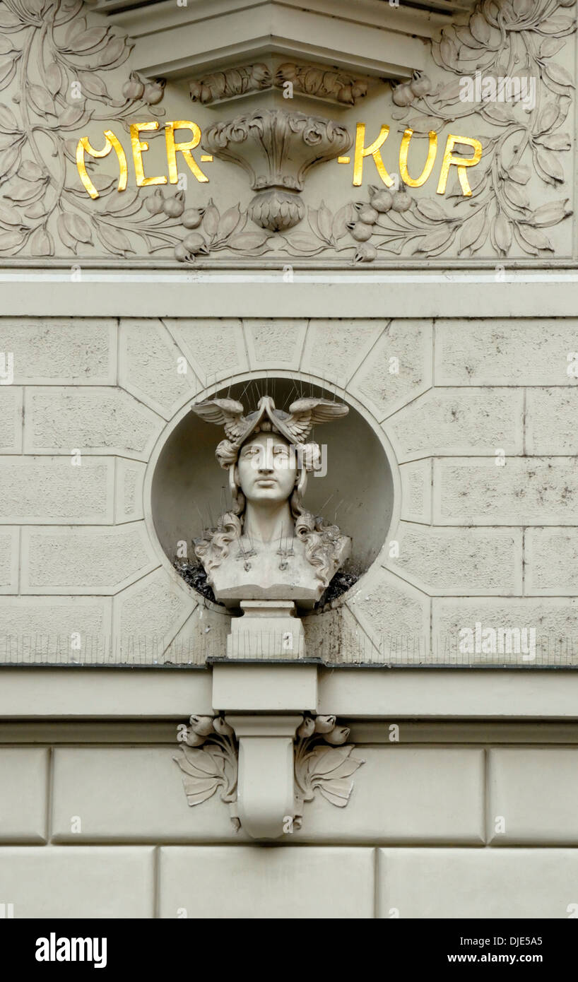 Praga, Repubblica Ceca. Busto di mercurio in Piazza Venceslao Foto Stock