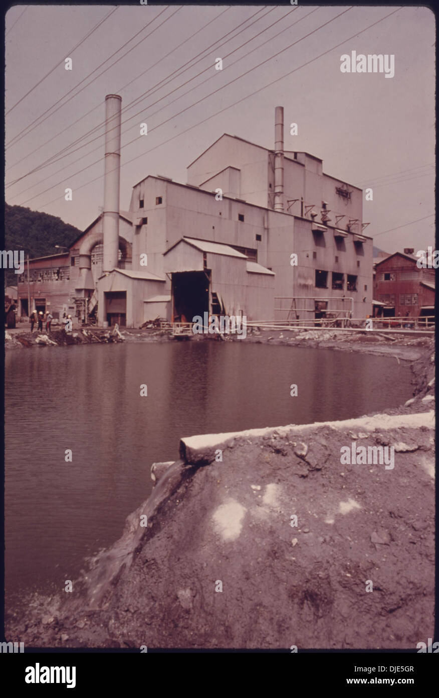 Vasca di sedimentazione per lo scrubber ad umido il funzionamento del forno 5E36 presso la Union Carbide Ferro Alloy Plant. Lo stagno è...557392 Foto Stock