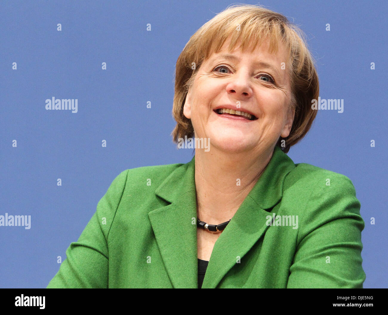 Berlino, Germania. 27 Nov, 2013. Il cancelliere tedesco Angela Merkel partecipa a una conferenza stampa tenutasi a Berlino il 9 novembre 27, 2013. I capi di Stato e di governo di Germania principali partiti provvisoriamente firmato un accordo di coalizione Mercoledì, spianando la strada per la formazione di un nuovo governo due mesi dopo una elezione federale. Credito: Zhang ventola/Xinhua/Alamy Live News Foto Stock