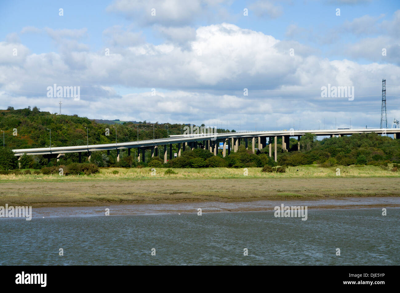 Fiume Neath e ponte autostradale, Briton Ferry, Neath Port Talbot, nel Galles del Sud. Foto Stock Fiume Neath e ponte autostradale, Briton Ferry, Neath Port Talbot, nel Galles del Sud. Foto Stock