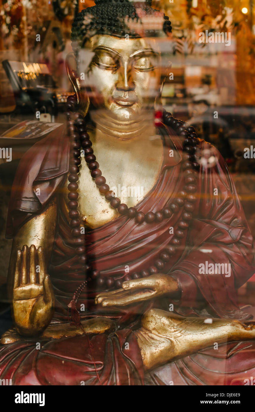 Golden statua del Buddha sul display in vetrina in Deep Ellum. Dallas, Texas. Foto Stock