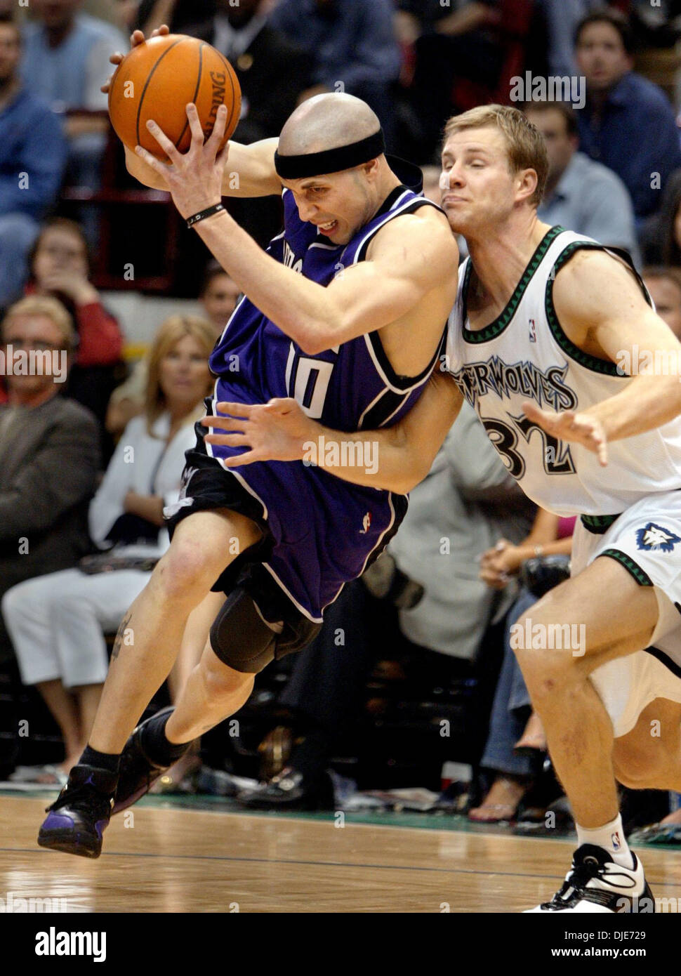 Maggio 03, 2004; Sacramento, CA, Stati Uniti d'America; Sacramento Kings " MIKE BIBBY in azione. Mike Bibby e Sam Cassell in scena un classico showdown nel quarto trimestre, quasi corrispondenti a ciascun altro colpo per colpo, ma era Bibby's Kings che è emerso con un 104-98 vincere nel gioco 1 del loro West semifinale serie. Bibby ha totalizzato 10 dei suoi 33 punti nel periodo finale mentre Cassell affondò 12 del suo gioco di alto livello 4 Foto Stock