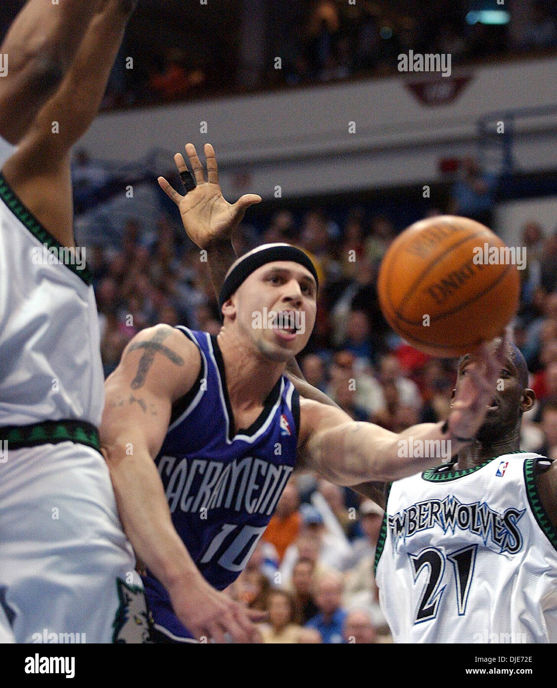 Maggio 03, 2004; Sacramento, CA, Stati Uniti d'America; Sacramento Kings " MIKE BIBBY in azione. Mike Bibby e Sam Cassell in scena un classico showdown nel quarto trimestre, quasi corrispondenti a ciascun altro colpo per colpo, ma era Bibby's Kings che è emerso con un 104-98 vincere nel gioco 1 del loro West semifinale serie. Bibby ha totalizzato 10 dei suoi 33 punti nel periodo finale mentre Cassell affondò 12 del suo gioco di alto livello 4 Foto Stock