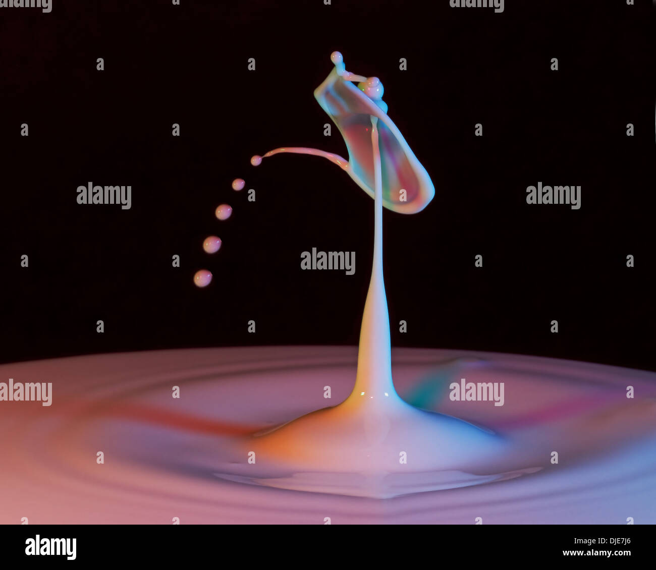 Fotografie ad alta velocità catturare la collisione tra due gocce di liquido - il POT del caffè Foto Stock