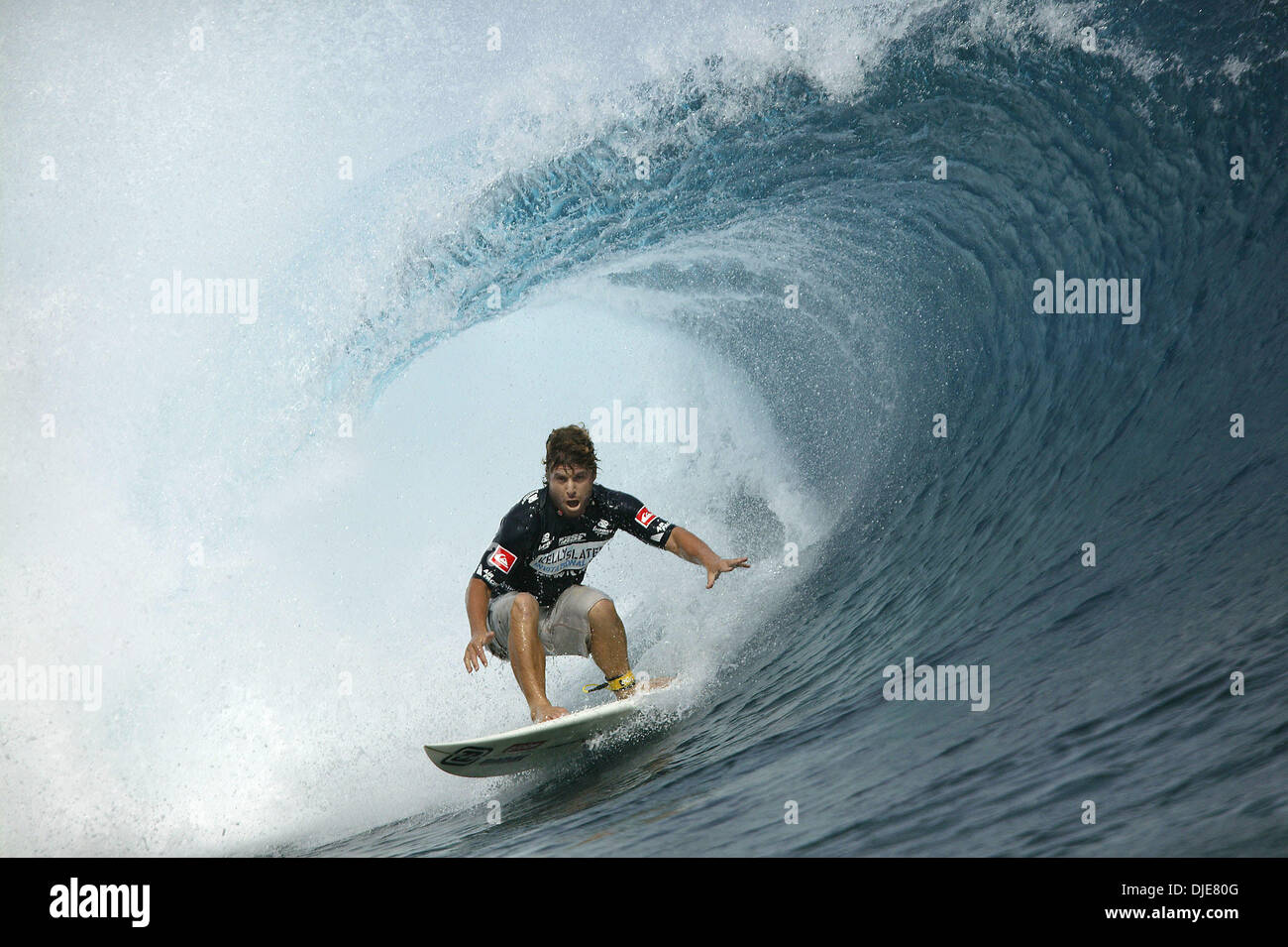 Maggio 24, 2004; Tavarua Island, isole Figi; Australiano e 1999 ASP campione del mondo Mark Occhilupo (Queensland) nel primo round del Kelly Slater Invitational a Cloudbreak, Tavarua Island, Figi oggi. Sei volte mondiale ASP campione di surf Kelly Slater invitati 11 del più grande nel mondo surfers e diverse celebrità per l'isola paradiso per mostrare il surf alla celebrità e experimen Foto Stock
