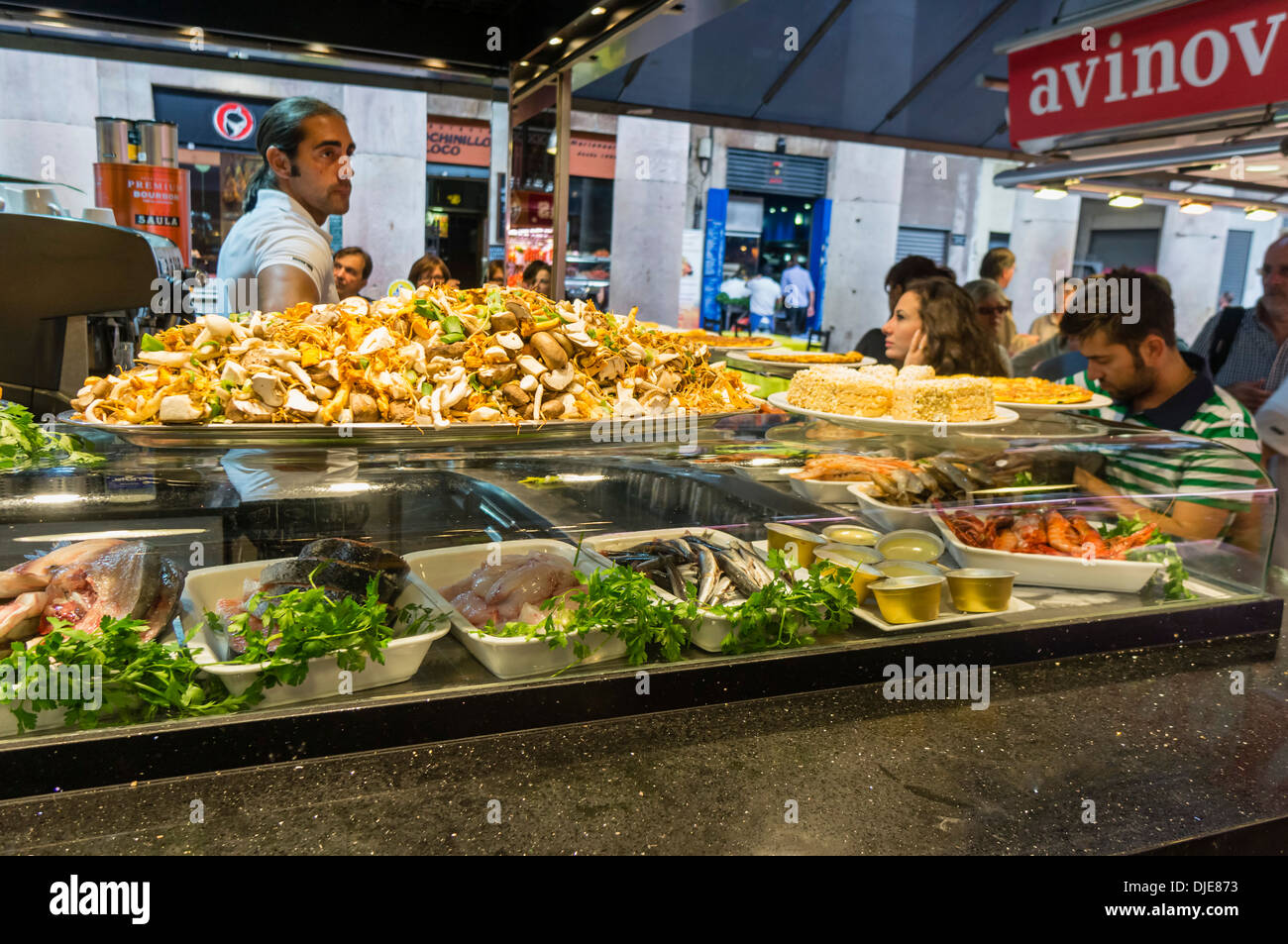 Il Tapas Bar nel mercato La Boqueria, Ramblas, Barcelona Foto Stock