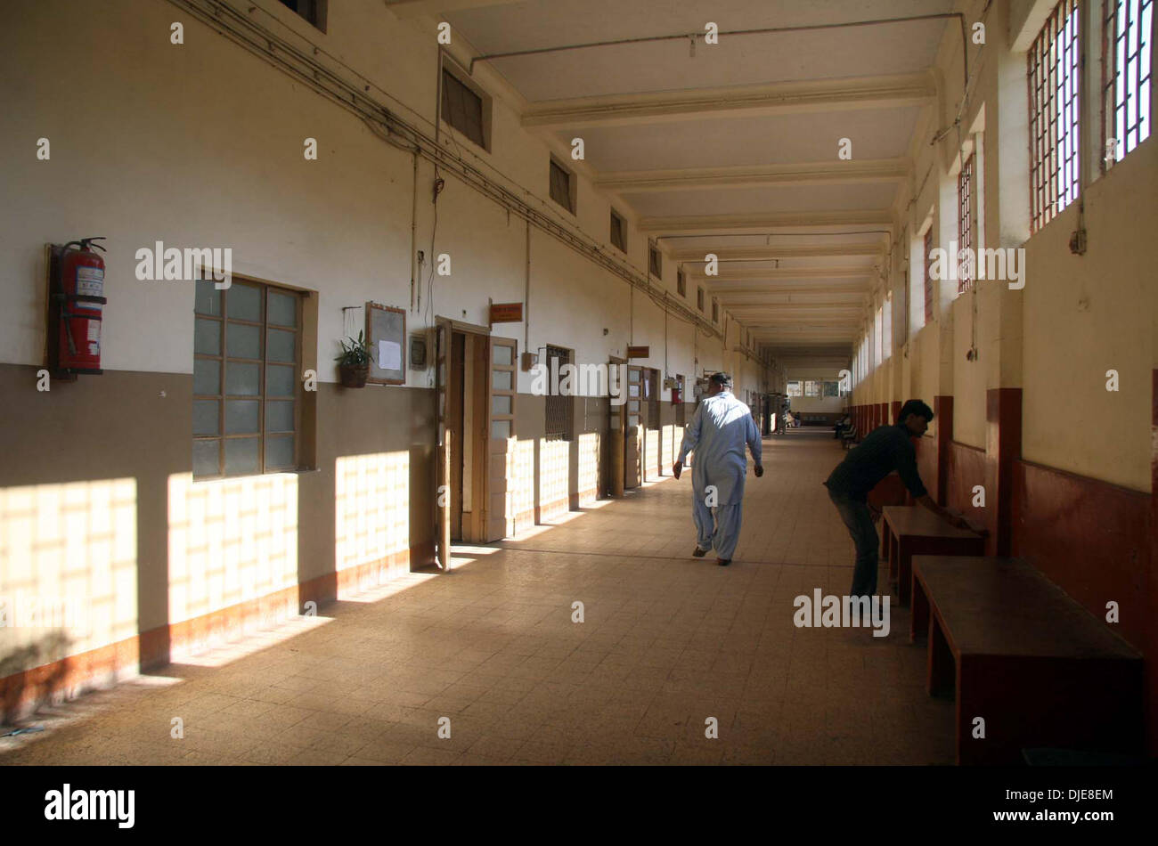 Città Corte locali visto devastato come gli avvocati sono in sciopero contro la polizia tortura su di loro professional fellow a Islamabad, chiamato dal Pakistan Bar Association, a Karachi il Mercoledì, Novembre 27, 2013. Foto Stock