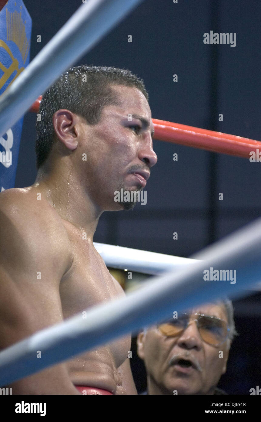 Jun 19, 2004; Carson, CA, Stati Uniti d'America; PAULIE AYALA è sconfitto da Marco Antonio Barrera in un decimo round KO al Home Depot Center. Foto Stock