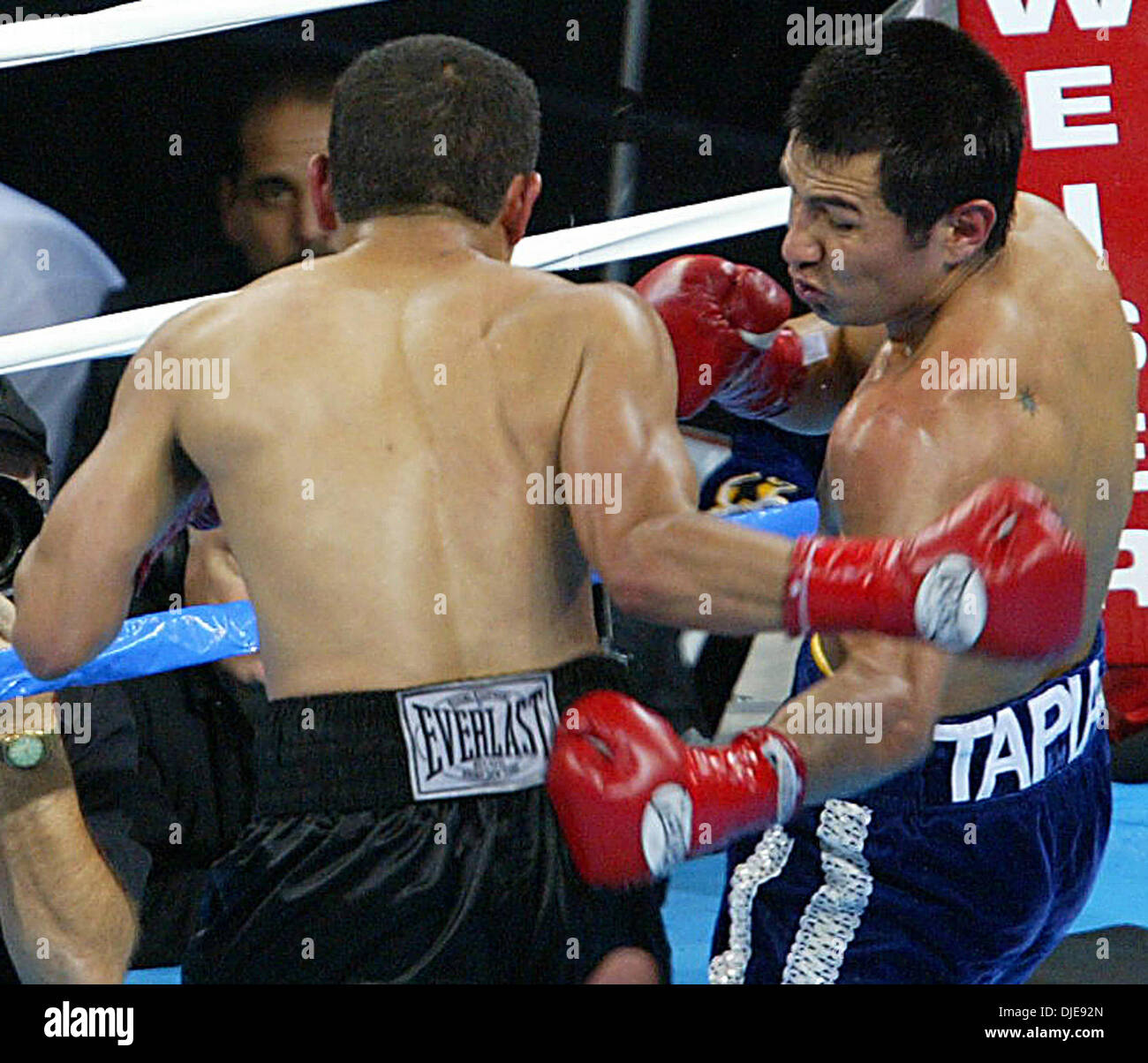 Featherweight boxer marco antonio barrera immagini e fotografie stock ad  alta risoluzione - Alamy