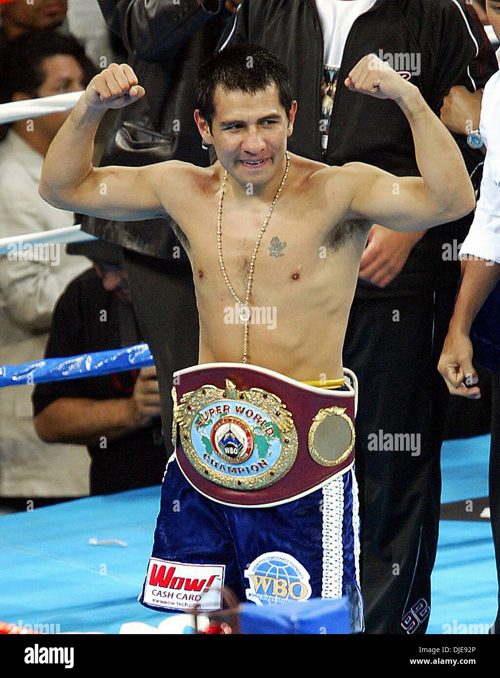 Jun 19, 2004; Carson, CA, Stati Uniti d'America; Peso piuma boxer MARCO ANTONIO BARRERA (57-4, 40KO's) da Città del Messico conosciuta anche come il bambino di fronte Assassin si flette i suoi muscoli dopo la sconfitta di Fort Worth, Texas native Paulie Ayala (35-2, 12KO) all' evento principale peso piuma bout al Home Depot Center. Arbitro Pat Russell arrestato l'azione a 2:44 di round 10. La battaglia sotto le stelle" Foto Stock