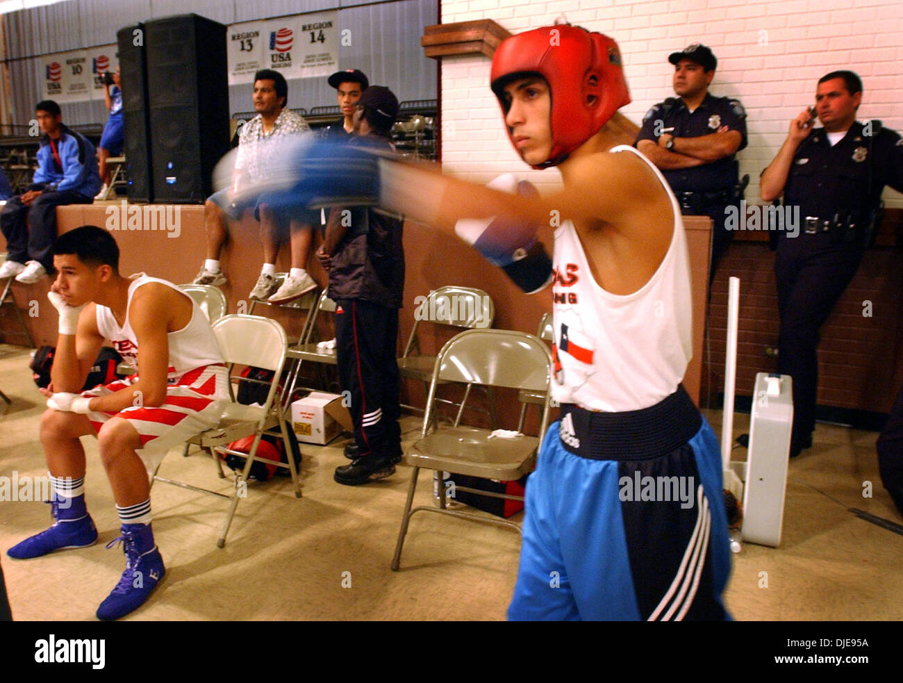 Jun 23, 2004; Brownsville, TX, Stati Uniti d'America; Los Fresnos native SERGIO PERALES,16, passa attraverso i movimenti su aria punzonatura come egli preapres per il suo turno a livello nazionale Junior Olympics a Giacobbe Auditorium marrone in Brownsville, Texas. Molti bambini da circa gli Stati Uniti mostrare il proprio talento e sogna di diventare Olympic hopefuls. Foto Stock