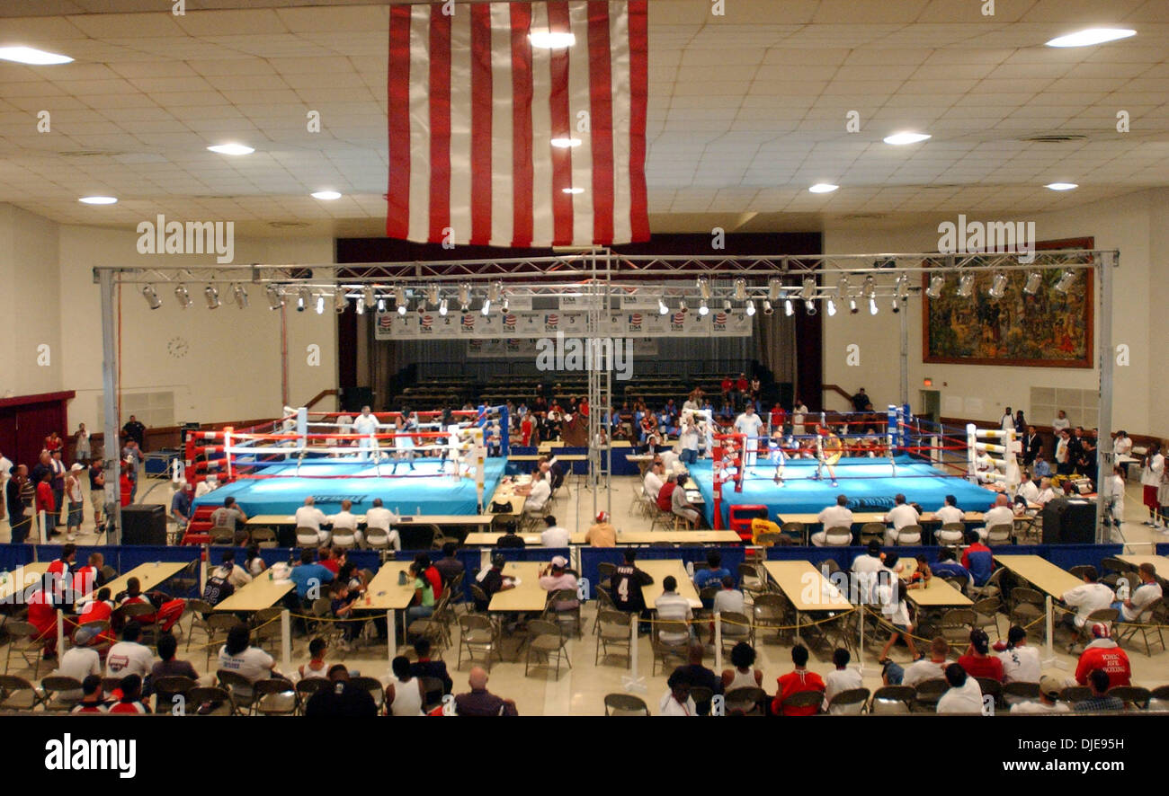 Jun 23, 2004; Brownsville, TX, Stati Uniti d'America; Giacobbe Auditorium marrone in Brownsville, Texas è la scena dove la nazionale olimpica junior boxe è tenuto al centro della scena. Molti bambini da circa gli Stati Uniti mostrare il proprio talento e sogna di diventare Olympic hopefuls. Foto Stock