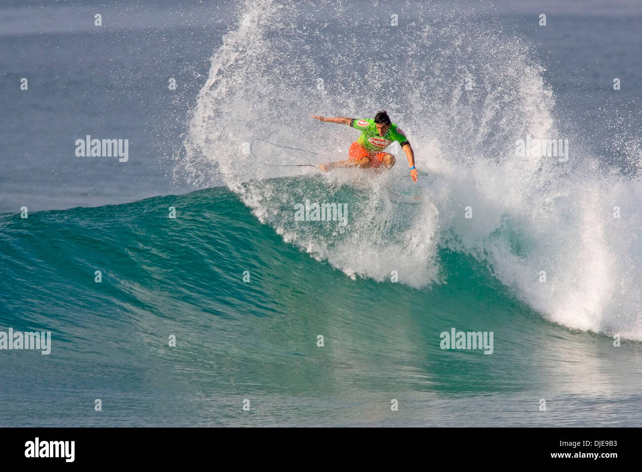 Jul 07, 2004; Durban, Sud Africa; Surfer SHANE THORNE (DBN, SAfr) collocato al secondo posto nel suo calore nel giro di 128 surfisti al signor prezzo Pro. Thorne battere Steven Hughes (Aus) e Kekoa Bacalso (Haw) per passare al round di 96. Il signor prezzo Pro è un 6 stelle associazione di professionisti di surf (ASP) Mondo serie di qualificazione (WQS) evento per gli uomini e di un quattro stelle womenÕs evento. Foto Stock