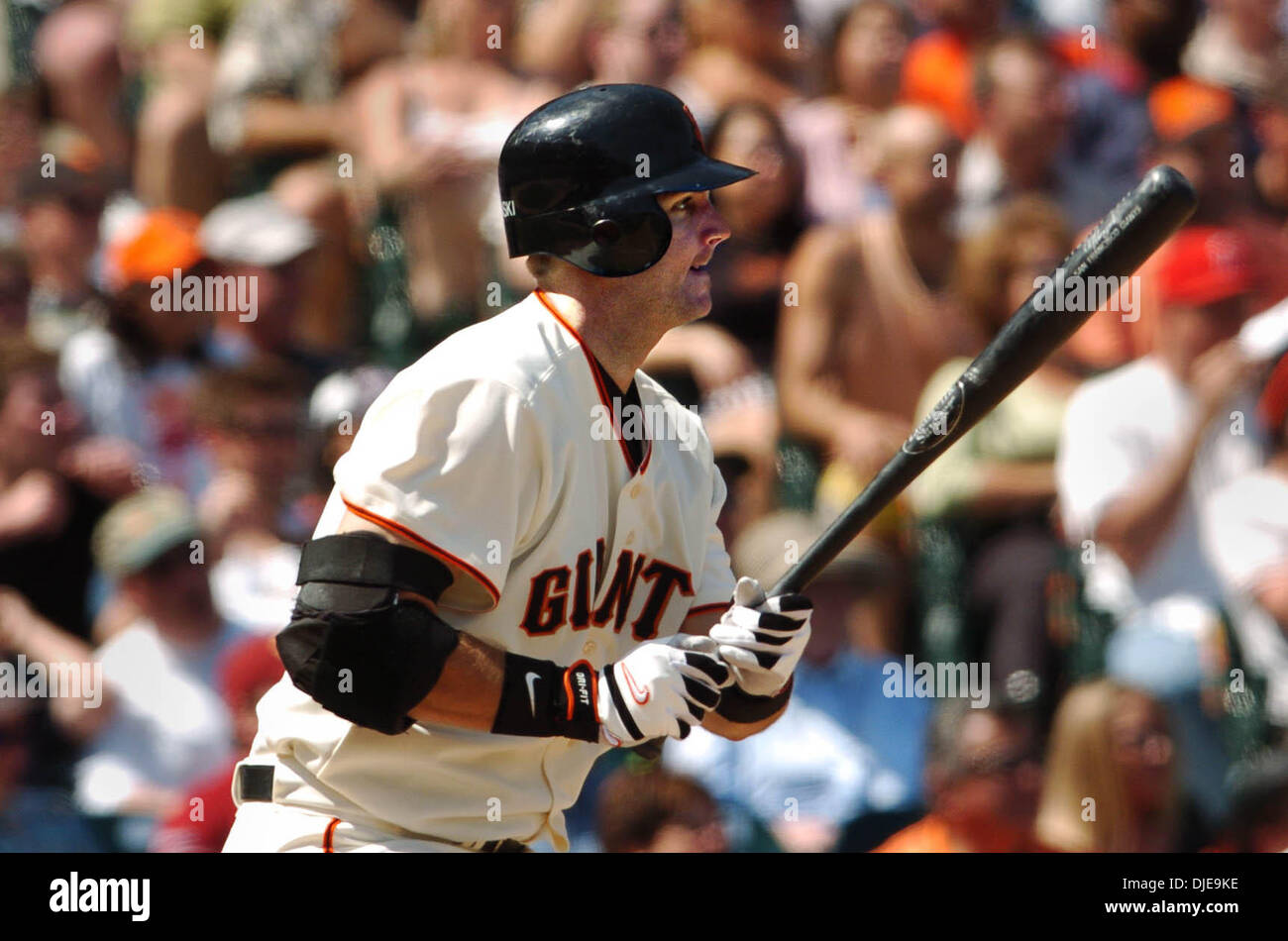 Maggio 01, 2004 - San Francisco, California, Stati Uniti d'America - A.J. Orologi Pierzynski sue basi-caricato, 7° inning singolo che hanno ottenuto il punteggio di 2 corre a mettere i giganti avanti 4-3 sopra la Florida Marlins sabato 1 maggio 2004 a SBC Park di San Francisco, California. I Giganti sconfitto i Marlins 6-3. Pierzynski era di 3 per 4 con 2 RBI e anche ha gettato fuori Juan Pierre, Marlin la rapida lead off uomo, rubare Foto Stock