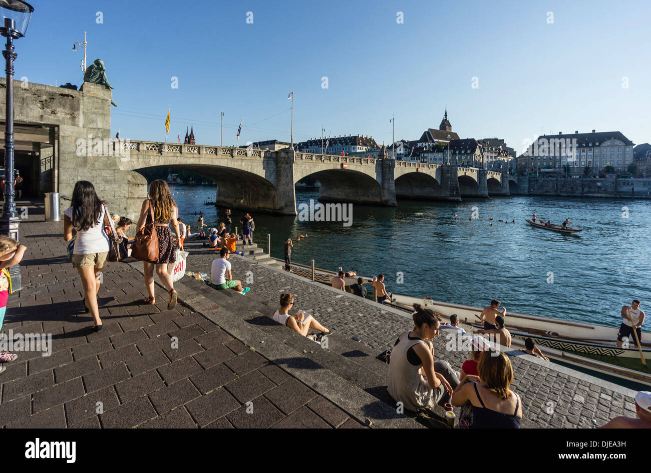 Fiume Reno in estate, mezzo ponte, Basilea, Svizzera Foto Stock