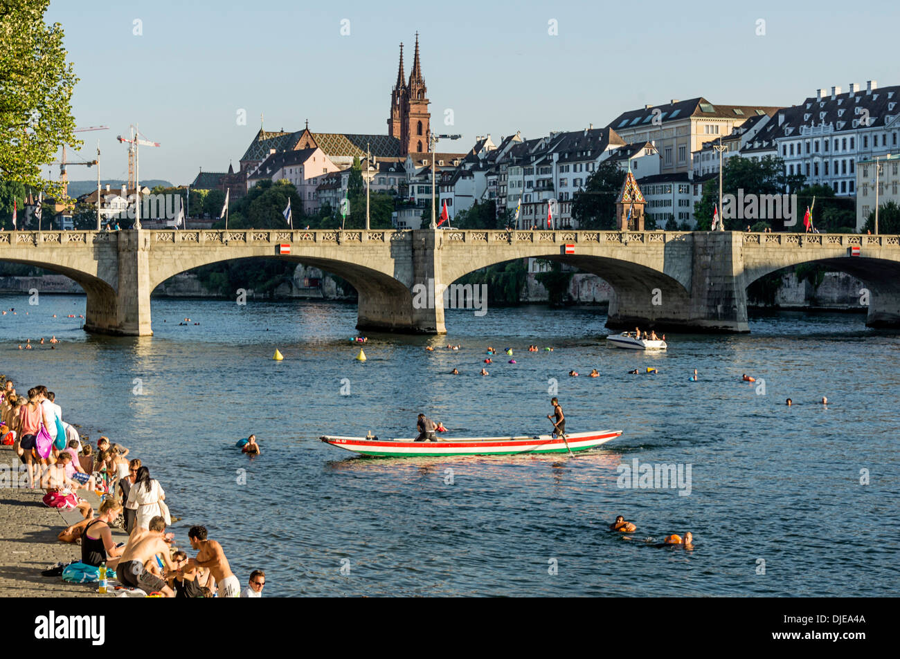 Fiume Reno in estate, mezzo ponte, Basilea, Svizzera Foto Stock