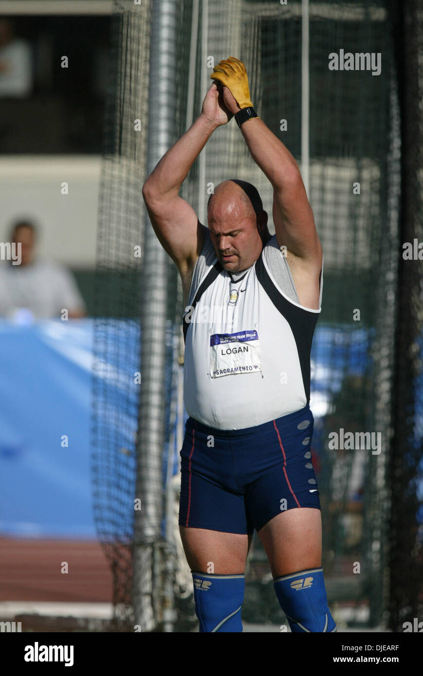 Jul 12, 2004; Sacramento, CA, Stati Uniti d'America; JUD LOGAN la persona più anziana in caso, perpares il lancio del martello sul giorno quattro del 2004 U.S. La via e le prove sul campo a Hornet Stadium. Foto Stock