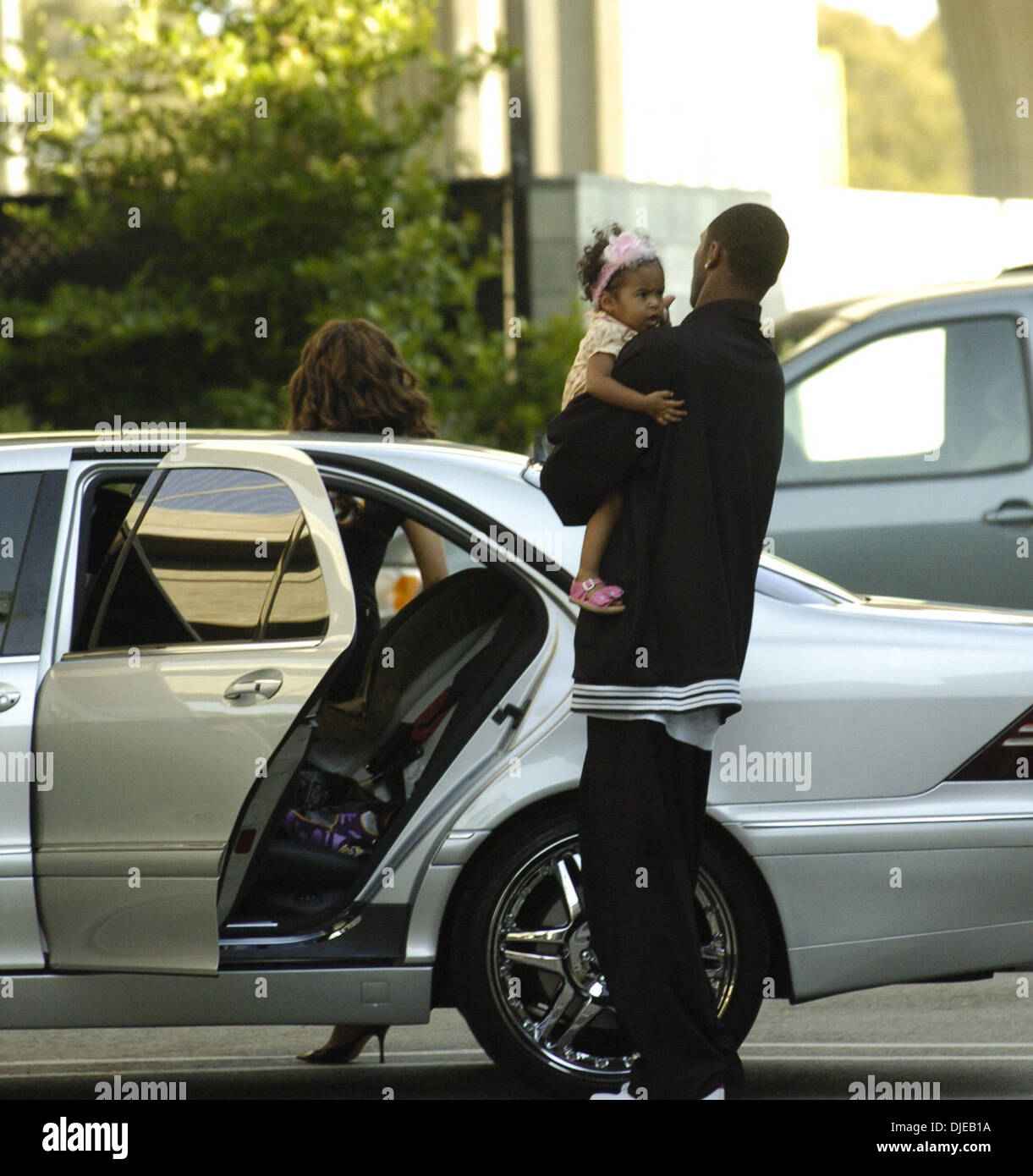 Jul 15, 2004; Los Angeles, CA, Stati Uniti d'America; KOBE BRYANT con la moglie VANESSA LAINE e la figlia NATALIA arrivare presso il Los Angeles Lakers training center per annunciare il suo nuovo sette anni di trattativa con i Los Angeles Lakers. Foto Stock