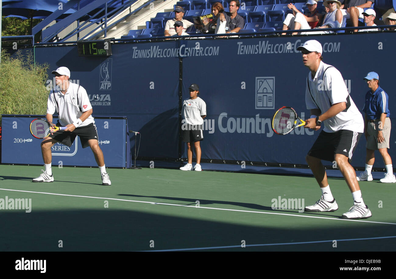 Jul 18, 2004; Los Angeles, CA, Stati Uniti d'America; BOB e Mike BRYAN (nella foto) (1) (Gli Stati Uniti) sconfitta Wayne ARTHURS e Paul Hanley (2) (Australia) 6-3,7-6(6) in Mercedes Cup Doubles Championship presso la UCLA. Foto Stock