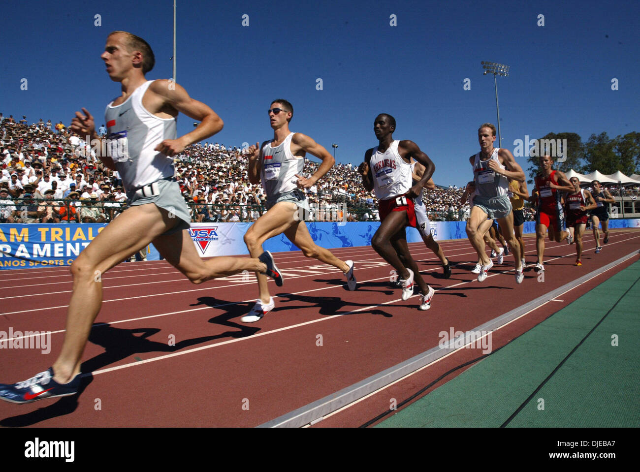 Jul 18, 2004; Sacramento, CA, Stati Uniti d'America; Alan Webb (sinistra) 1500 metro vincitore prende il piombo per bene il giorno otto del 2004 U.S. La via e le prove sul campo a Hornet Stadium. Foto Stock