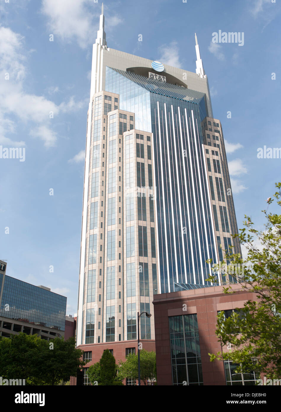 L'AT&T edificio nel centro di Nashville, Tennessee. È soprannominato il Batman edificio a causa delle antenne twin. Foto Stock