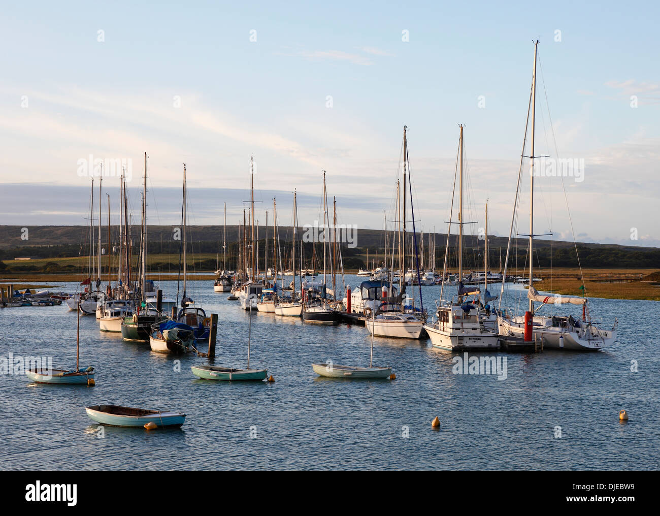 Barche a vela da legato nel fiume Yar estuario Yarmouth Isle of Wight Hampshire Inghilterra Foto Stock