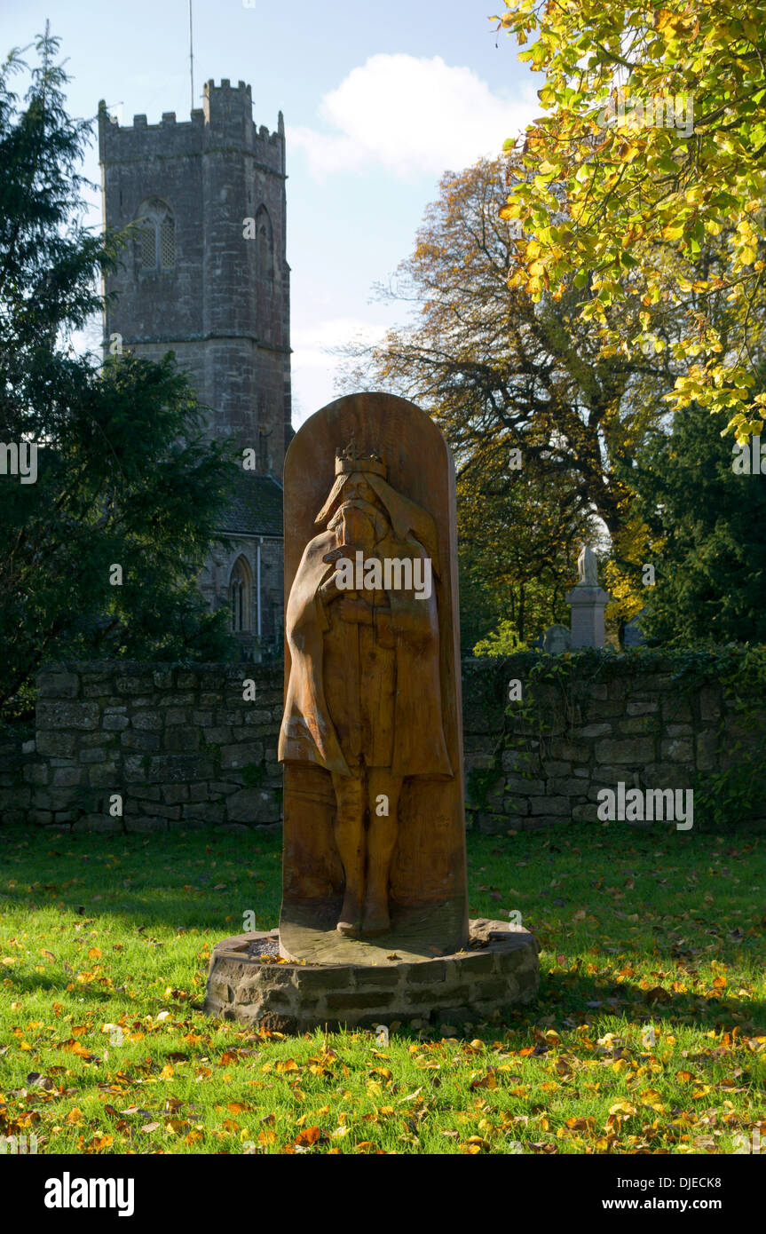 Moderna scultura in legno di San Tewdric, Mathern vicino a Chepstow, Monmouthshire, Galles. Foto Stock