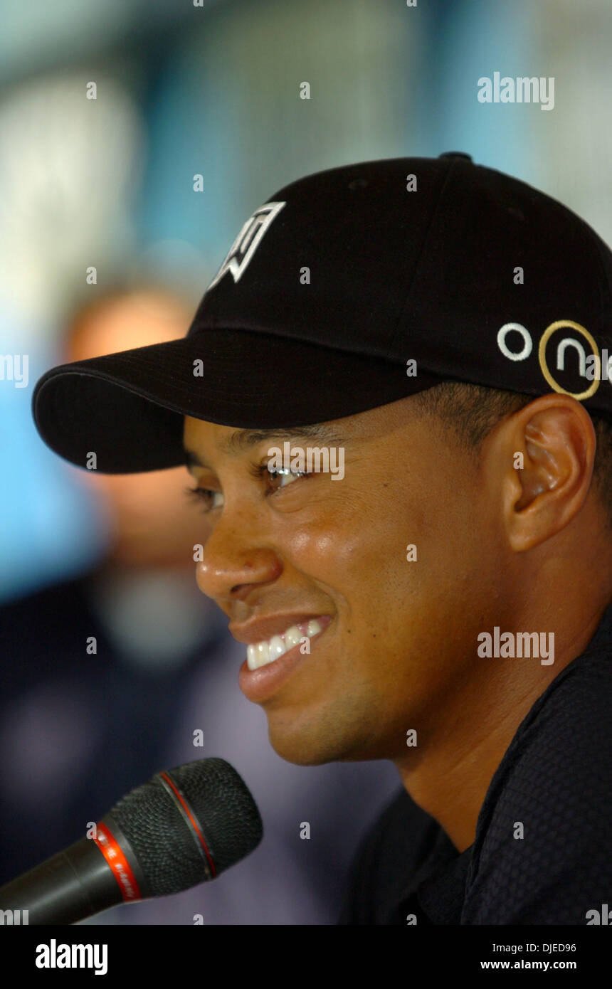 Aug 28, 2004; Anaheim, CA, Stati Uniti d'America; golfista Tiger Woods tenere una conferenza stampa e golf clinic di annunciare l'apertura del Tiger Woods Learning Center. La posizione del centro di apprendimento è a pochi chilometri dalla città di cipressi, California dove Tiger è stata sollevata. Foto Stock