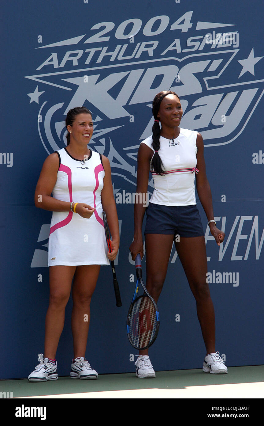 Aug 28, 2004; Flushing Meadows, NY, STATI UNITI D'AMERICA; Tennis stelle  Jennifer CAPRIATI, (l) e Venus Williams (r) al 2004 Arthur Ashe Kids Day  cerimonia di US Open Stadium di Flushing Meadows,