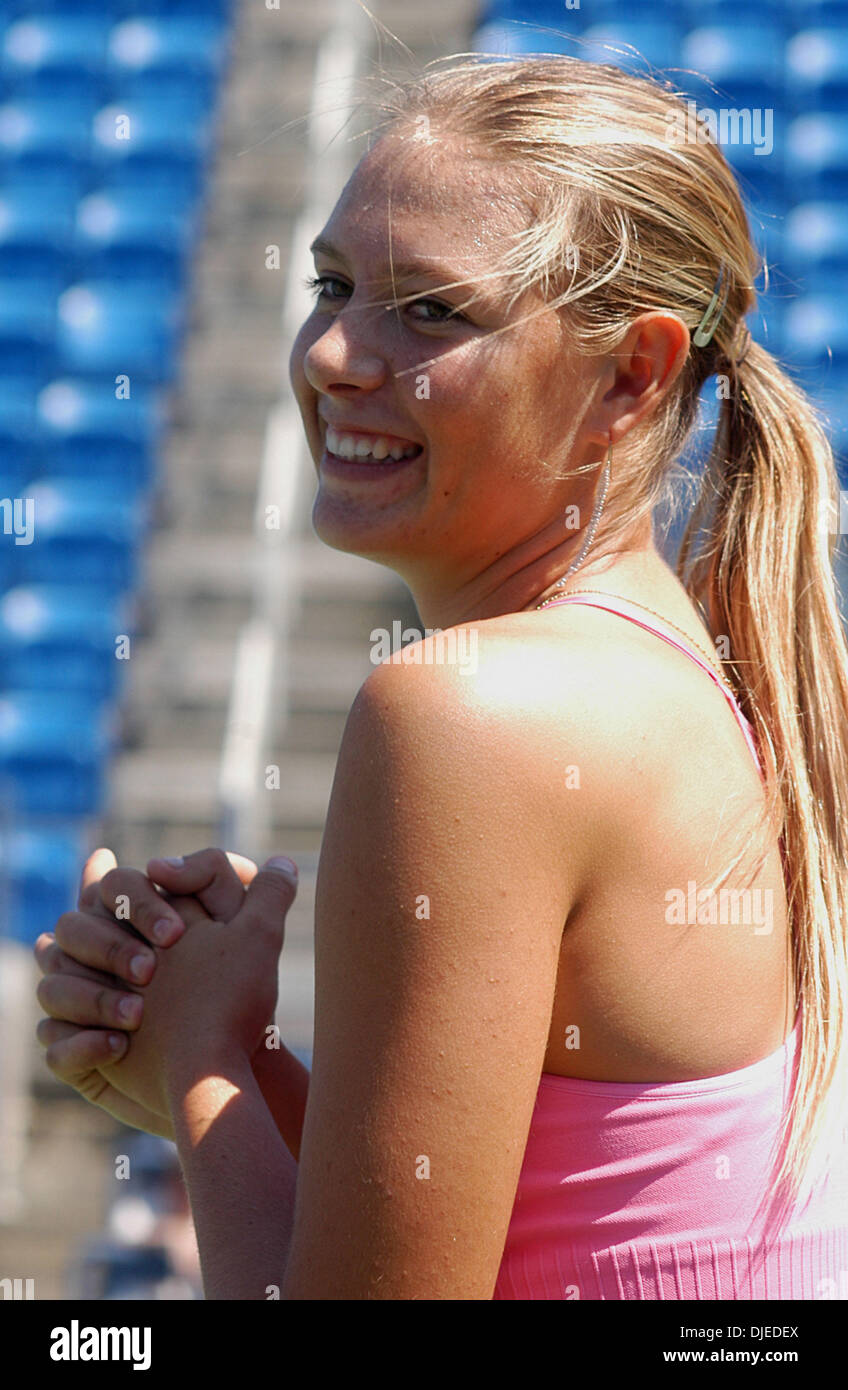 Aug 29, 2004; Flushing Meadows, NY, STATI UNITI D'AMERICA; 2004 Campione di Wimbledon MARIA SHARAPOVA è tutto sorrisi durante la sua sessione di prove libere sotto un sole cocente alla 2004 US Open di Arthur Ashe Stadium a Flushing Meadows, NY. Foto Stock