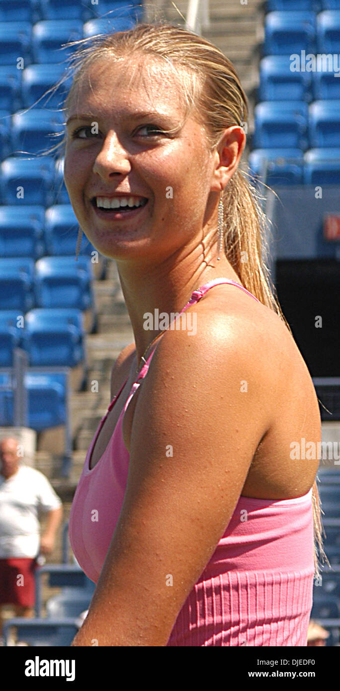 Aug 29, 2004; Flushing Meadows, NY, STATI UNITI D'AMERICA; 2004 Campione di Wimbledon MARIA SHARAPOVA è tutto sorrisi durante la sua sessione di prove libere sotto un sole cocente alla 2004 US Open di Arthur Ashe Stadium a Flushing Meadows, NY. Foto Stock