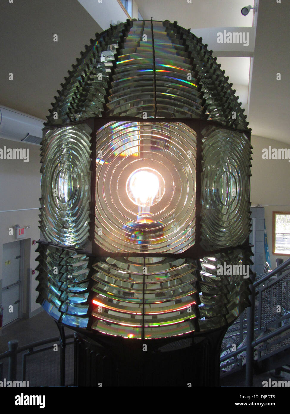 La vecchia lente di fresnel dal Fire Island Lighthouse, ora alloggiati in un museo accanto al faro di Fire Island , New York. Foto Stock