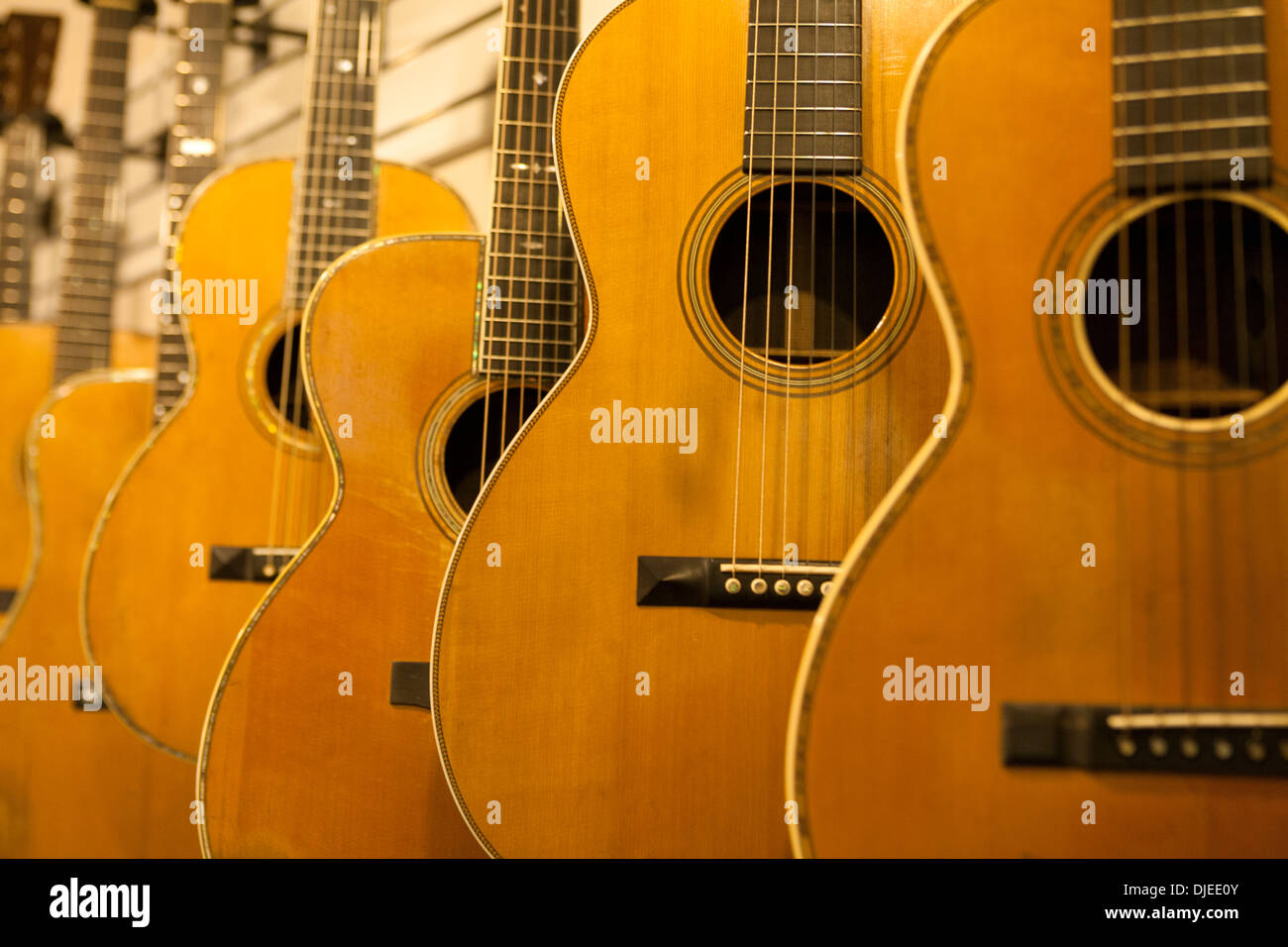 Legno chitarre acustiche per la vendita in un negozio di musica Foto Stock