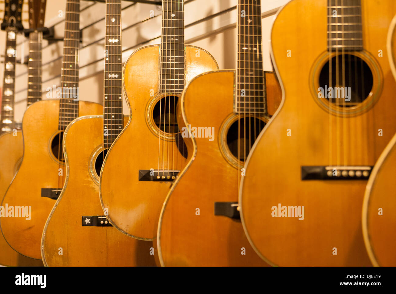 Legno chitarre acustiche per la vendita in un negozio di musica Foto Stock