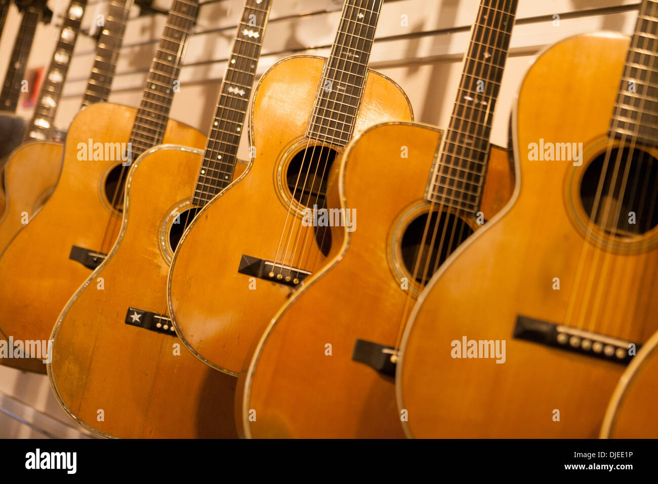 Legno chitarre acustiche per la vendita in un negozio di musica Foto Stock