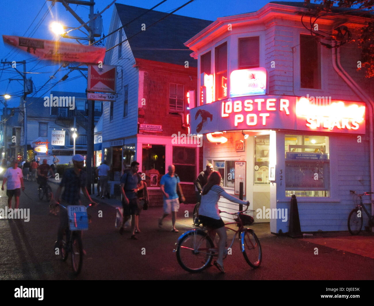 La strada principale a Provincetown, Massachusetts a notte che mostra il Lobster Pot Restaurant Foto Stock
