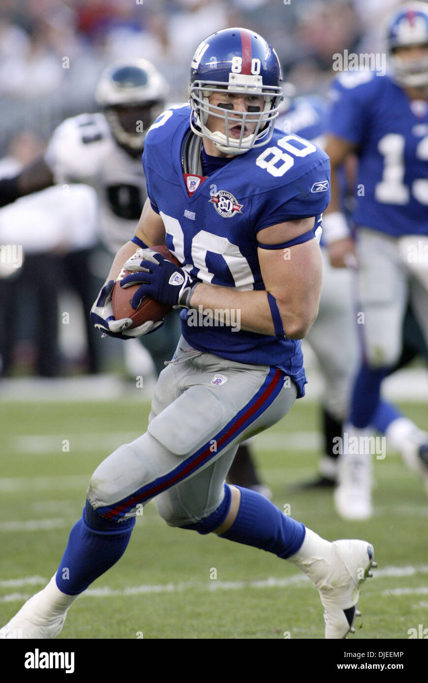 Sep 12, 2004; Philadelphia, PA, Stati Uniti d'America; NY Giants' estremità strette JEREMY SHOCKEY (80) Si ritiene che le catture di una sfera nel 1 ° trimestre del New York Giants v. Philadelphia Eagles del gioco del calcio presso il Lincoln Financial Field di Philadelphia, PA, domenica 12 settembre, 2004. (Foto di Don Murray)Aquile sconfitto il Giants 31-17. Foto Stock